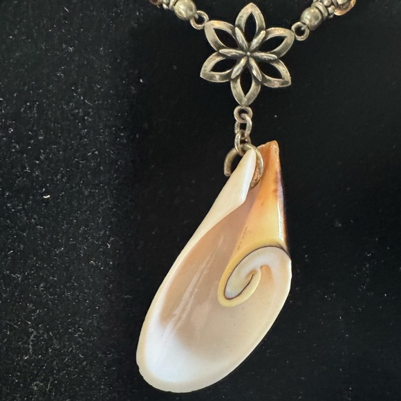 Gorgeous 16” Seashell Necklace with Clear, white and silver beads. (D-N) - Picture 2 of 6